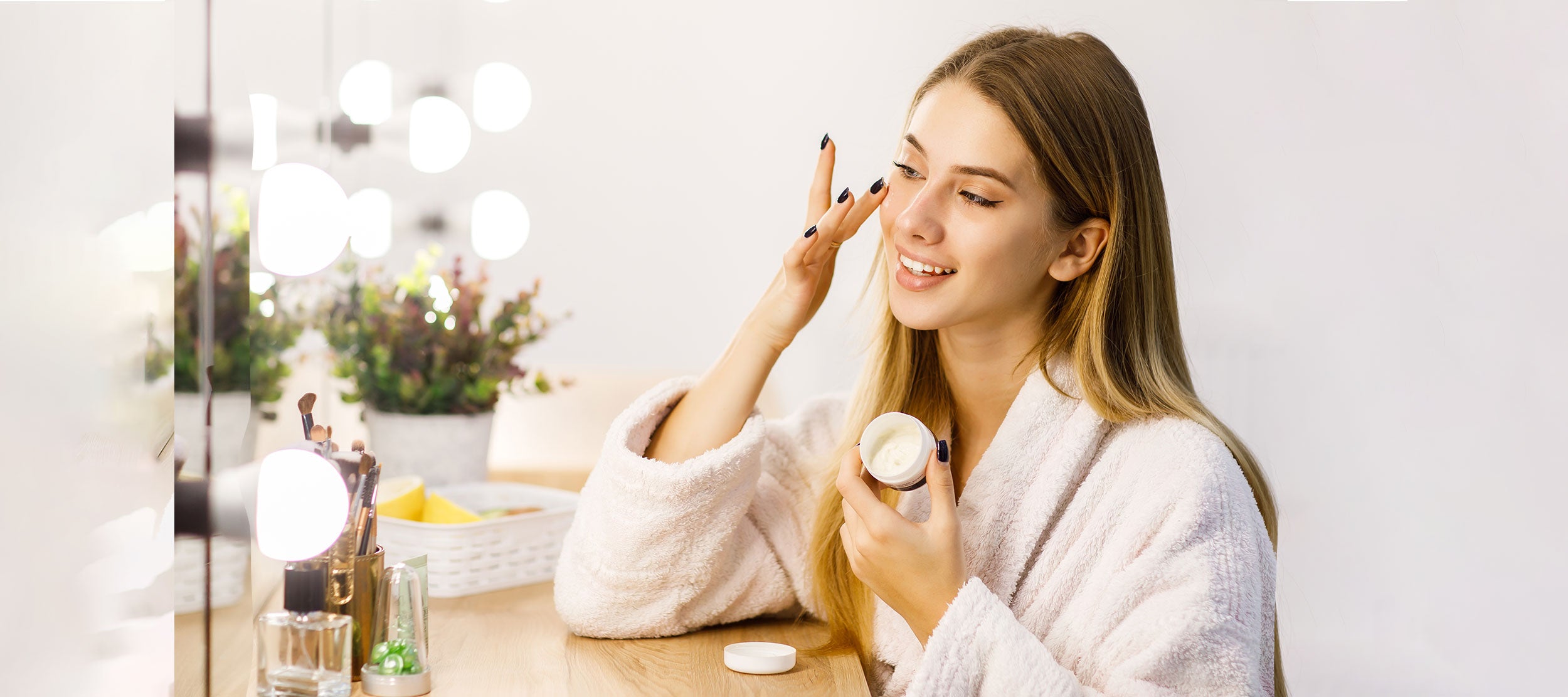 Everyday Makeup Routines That Elevate Your Natural Beauty 8 https://aromamagic.com/cdn/shop/articles/how-to-prep-your-skin-for-flawless-_-long-lasting-makeup-2.jpg?v=1687941431